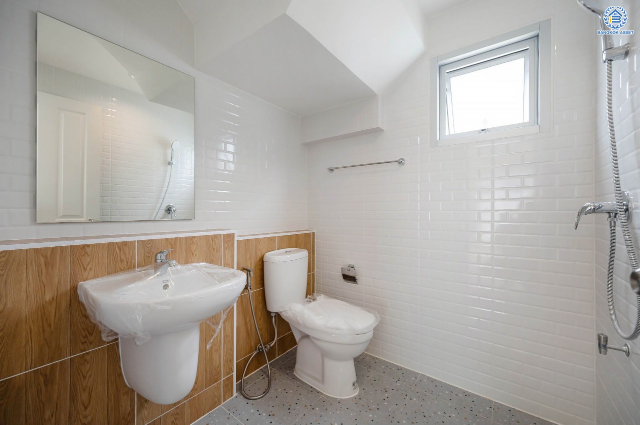 บ้านมือสองตกแต่งใหม่ โครงการ พฤกษ์ลดา พุทธสาคร หลังมุม จากแบรนด์ LH บนเนื้อที่ 54.5 ตร.ว. พื้นที่ใช้สอย 153.89 ตร.ม. ฟังก์ชัน 3 ห้องนอน 2 ห้องน้ำ จอดรถได้ 2 คัน เชื่อมต่อถนนเพชรเกษม, ถนนพุทธมณฑลสาย4, ถนนบรมราชชนนี ใกล้รถไฟฟ้าสายสีน้ำเงิน "สถานีหลักสอง" และ The Mall บางแค